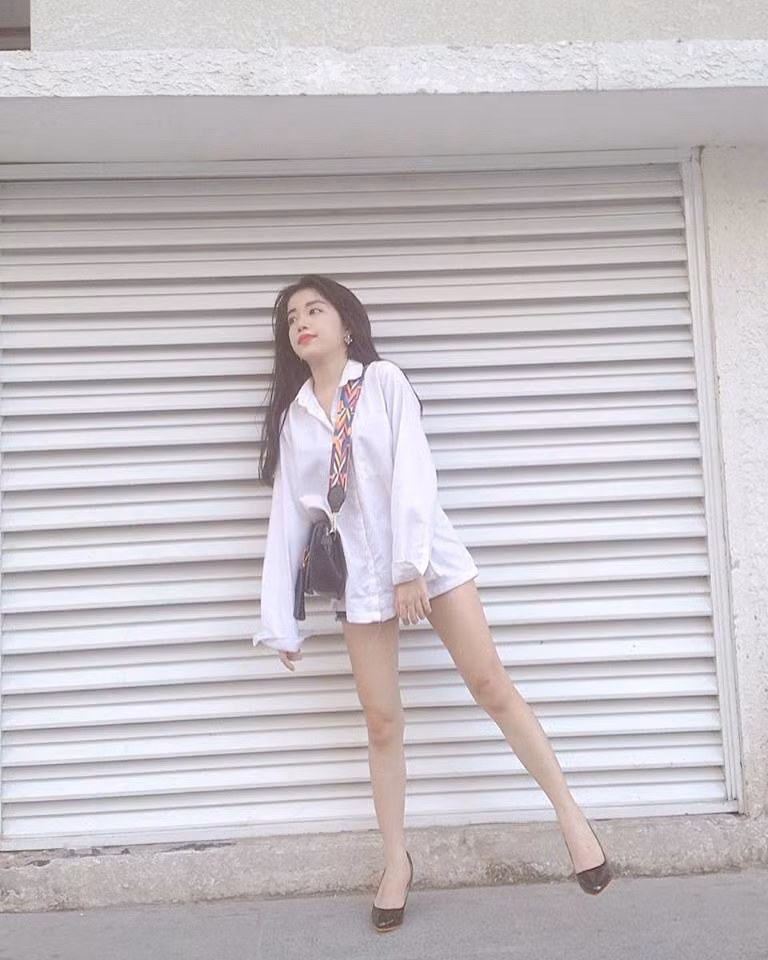 Trong thời đại công nghệ phát triển, đặc biệt là những chiếc smartphone với các ứng dụng chỉnh sửa ảnh làm biến đổi gương mặt cũng như vóc dáng khiến các cô gái dù thực tế vẫn có nhiều điểm chưa đẹp trên cơ thể vẫn có thể tự tin chia sẻ những bức ảnh chân dung của mình lên mạng xã hội.