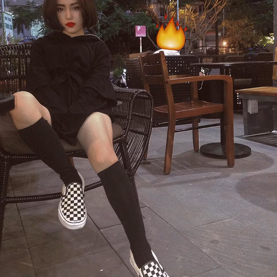 Đôi chân thon gọn cùng những góc chụp có "đầu tư" giúp cô nàng chân ngắn Kim Ngân che đi được nhược điểm chiều cao của mình.