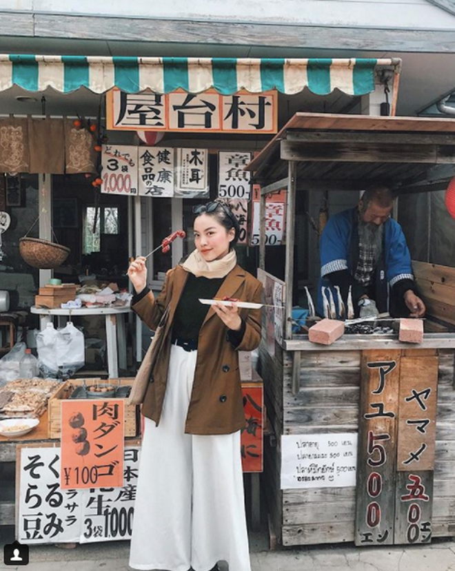 Ít ai biết rằng mãi đến thời gian gần đây, Hà Trúc mới lần đầu được đi nước ngoài. Lí do khá buồn cười là vì trước đây, mẹ Trúc lo lắng không dám cho con gái đi du lịch một mình.