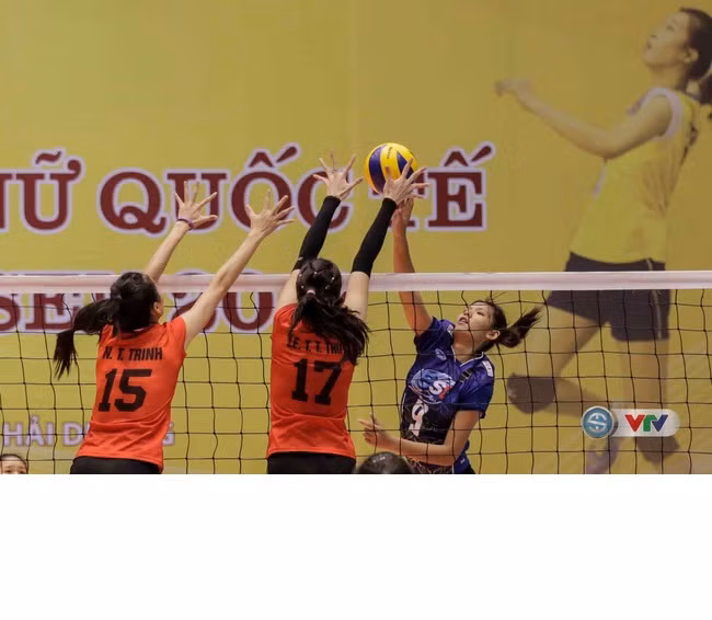 Không phụ lòng mong đợi của NHM, các VĐV bóng chuyền nữ của ĐT trẻ Việt Nam cũng như ĐT Việt Nam đã cống hiến cho NHM Hải Dương và khán giả xem truyền hình những pha bóng mãn nhãn và sân đấu mỗi khi có đại diện của Việt Nam thi đấu luôn đầy ắp khán giả. Tại vòng bảng A, dù phải đối đầu với nhiều tên tuổi lớn như Suwon (Hàn Quốc) và Đại học Thể thao Bắc Kinh (Trung Quốc), ĐT Việt Nam với những tên tuổi như chủ công Kim Huệ, chuyền hai Phạm Thị Yến hay Ngọc Hoa đã xuất sắc giành vị trí nhất bảng sau 2 lượt trận và thẳng tiến vào bán kết gặp ĐT Indonesia. Ảnh: VTV.