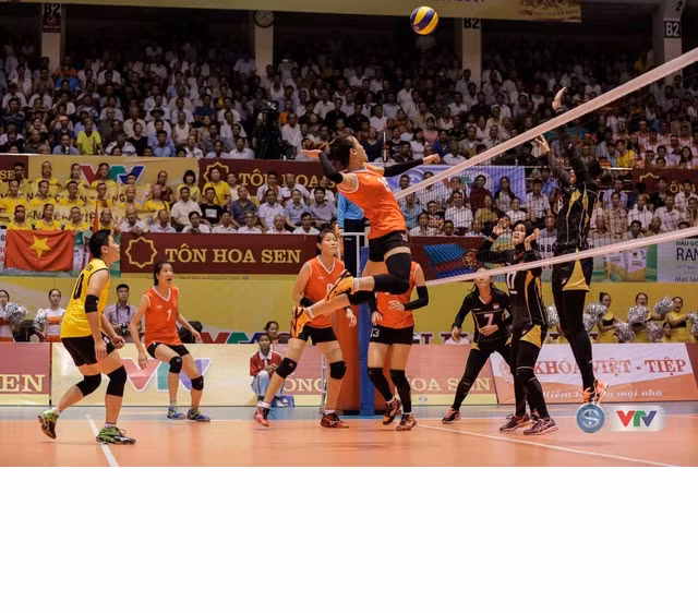 Bước vào trận bán kết với đối thủ đến cùng khu vực, ĐT Việt Nam được đánh giá cao hơn khi vừa là đội chủ nhà, vừa là đội có tên tuổi hơn cộng thêm sự cổ vũ cuồng nhiệt của khán giả nhà, các cô gái của Việt Nam thi đấu ấn tượng và liên tục khiến đối phương vào thế rượt đuổi. Nhưng chỉ ít phút chệch choạc đã khiến ĐT Việt Nam mất đi ưu thế và chịu thua cuộc với tỷ số sát sao là 2-3. Để thua tại trận bán kết, ĐT Việt Nam phải thi đấu trận tranh 3/4 với một trong hai cái tên là sinh viên Nhật Bản hoặc Suwon (Hàn Quốc). Ảnh: VTV.
