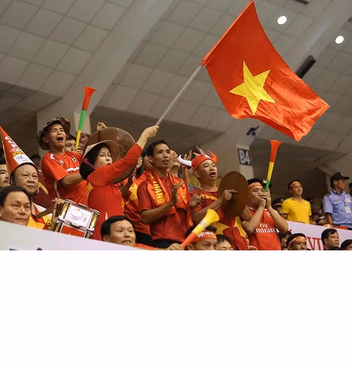 Sau trận đấu bán kết, rất nhiều khán giả tỏ ra khá nuối tiếc sau thất bại của ĐT Việt Nam nhưng trong cuộc chơi thì tất nhiên sẽ người thắng kẻ thua, nhưng với những gì đã cống hiến các cô gái bóng chuyền Việt Nam đáng được khán giả tôn vinh. Trả lời phỏng vấn của PV Kiến Thức, CĐV nhiệt thành của bóng chuyền nữ Việt Nam - Nguyễn Quang Tuấn chia sẻ: "Quá tiếc nuối, nhưng các VĐV Việt Nam đã làm hết sức có thể và NHM trên khán đài của nhà thi đấu Hải Dương cũng rất tuyệt vời. Dù bị đối thủ lội ngược dòng nhưng CĐV không khi nào để không khí trầm xuống. Phải thi đấu trận tranh 3/4 là điều không ai muốn nhưng, chúng tôi những CĐV yêu bóng chuyền Việt vẫn sẵn sàng cháy hết mình để truyền lửa cho các nữ VĐV thi đấu cố gắng". Ảnh: VTC.