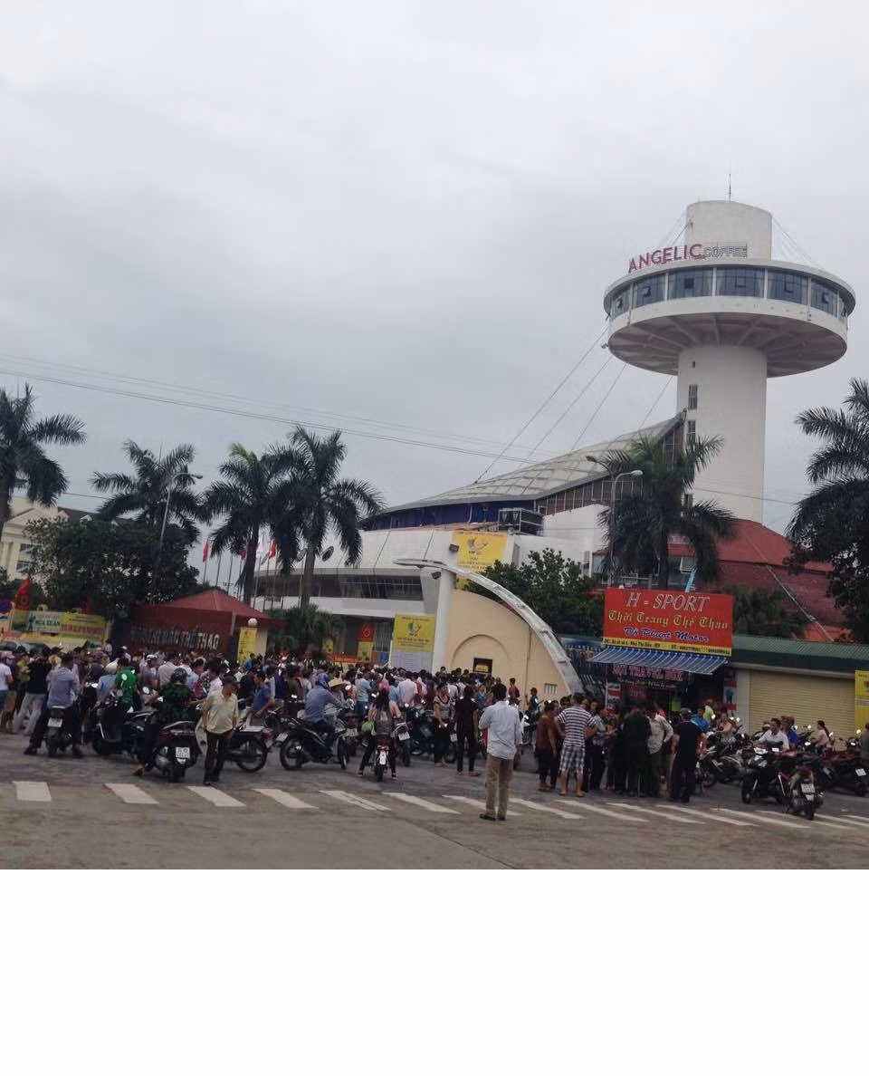 Không chỉ nóng bên trong sàn đấu, giải bóng chuyền VTV Cup 2017 còn mang đến những câu chuyện khá buồn xung quanh tấm vé. Nhìn lại những trận tại vòng bảng, sau chiến thắng của đội tuyển Việt Nam và đội tuyển trẻ Việt Nam, dường như cơn sốt vé mỗi lúc càng trở nên nóng hơn. NTĐ Hải Dương chỉ có sức chứa hơn 2000 chỗ ngồi chính vì vậy mà xuất hiện tình trạng cung không đủ cầu và cũng là thời điểm mà "con buôn" phe vé được dịp lộng hành. Ảnh: Hải Ninh.