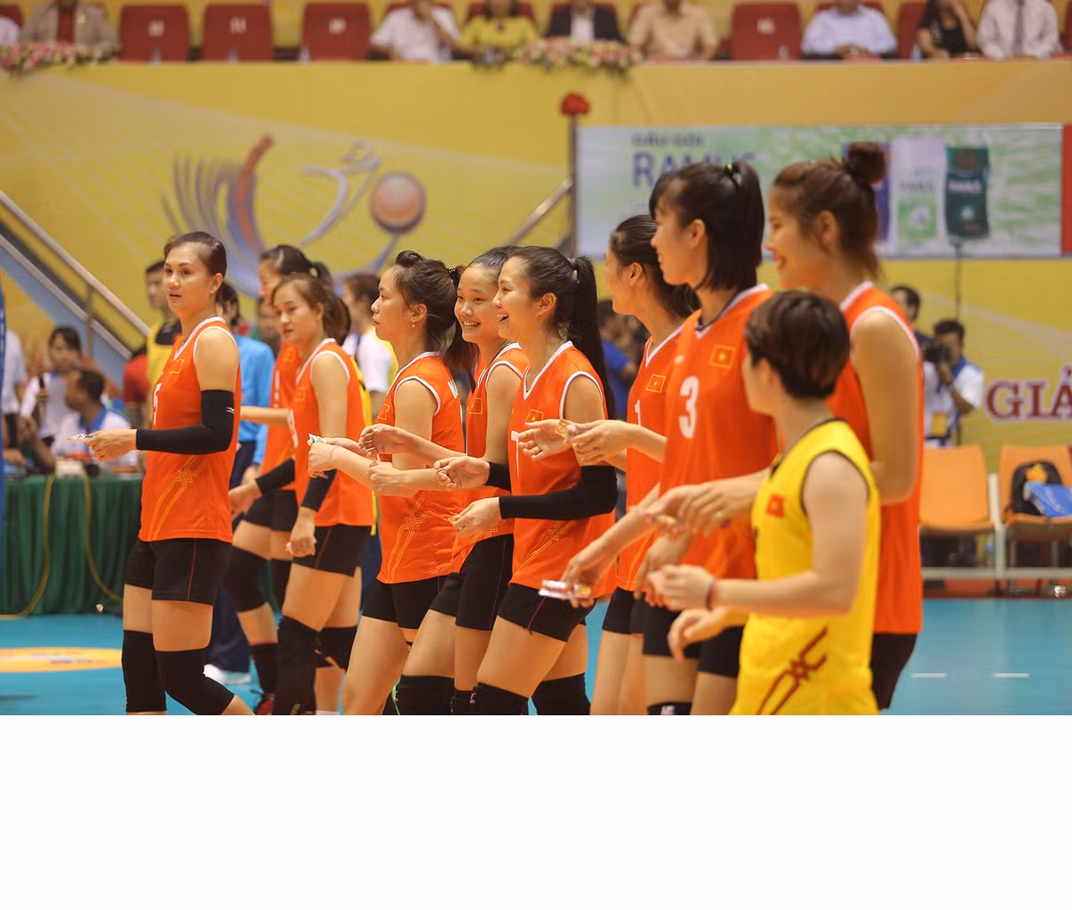 Giải bóng chuyền VTV Cup 2017 được tổ chức tại nhà thi đấu đa năng tỉnh Hải Dương. Đây là lần đầu tiên giải bóng chuyền VTV Cup đến với người dân quê hương bánh đậu xanh như 1 trải nghiệm về văn hóa con người và đặc biệt để cống hiến cho người hâm mộ Hải Dương những bữa tiệc bóng chuyền. Với sức chứa chỉ khoảng trên 2000 chỗ ngồi, NTĐ nơi đây khá nhỏ tuy nhiên được thiết kế hiện đại với phần khán đài bao sát sân tạo nên 1 không khí vô cùng sôi động. Ảnh: Tống Đức Thuận.