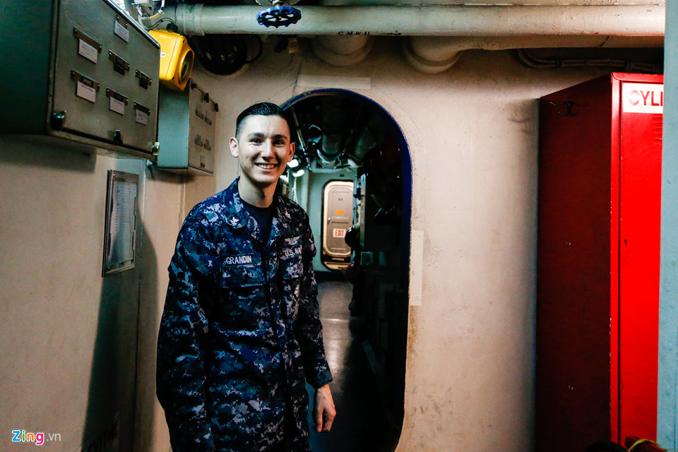Thủy thủ Grandin, 27 tuổi, đã theo tàu 3 năm. Anh cho biết anh đã kết hôn và có một con trai. "Tôi yêu thích cuộc sống trên tàu. Đây là lần đầu tiên tôi đến Việt Nam. Khí hậu ở Đà Nẵng rất dễ chịu", Grandin nói với Zing.vn. Anh nói anh rất nhớ con trai nhưng chưa biết khi nào mới có thể về thăm nhà.