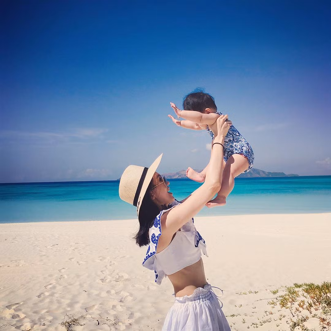 Kể từ khi mang bầu, Tiền Soái Quân đã rút hẳn khỏi làng giải trí để chăm sóc cho con gái. Tuy nhiên, điều khiến nhiều người tò mò nhất đó là cha đứa trẻ là ai thì đó vẫn là một câu hỏi lớn mà mỹ nữ giải trí Đài Loan vẫn chưa tiết lộ.