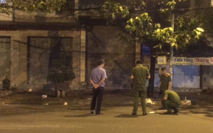 Theo Công an TPHCM, trước khi xảy ra vụ truy sát, nhóm hơn 20 người còn ngồi nói chuyện với nhóm người ngồi trong quán cà phê. Sau một lúc lời qua tiếng lại, hai nhóm dùng hung khí lao vào đánh nhau. Vụ việc khiến người dân chứng kiến khiếp vía.(Ảnh: Người Lao Động)