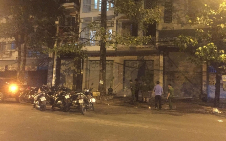 Nhóm này cầm hung khí tấn công anh T. cùng nhóm bạn khiến những người này vừa chống trả, vừa bỏ chạy. Trong lúc xô xát, thì vang lên một số tiếng nổ giống tiếng súng. Anh T. bỏ chạy được một quãng thì bị nhóm nói trên đuổi kịp, dùng hung khí tấn công trọng thương, gục tại chỗ. (Ảnh: Vietnamnet)