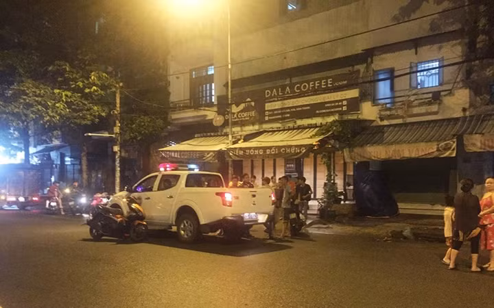 Nạn nhân bị một vết thương nặng ở cổ, được người dân đưa đi cấp cứu. (Ảnh: Pháp luật TPHCM)