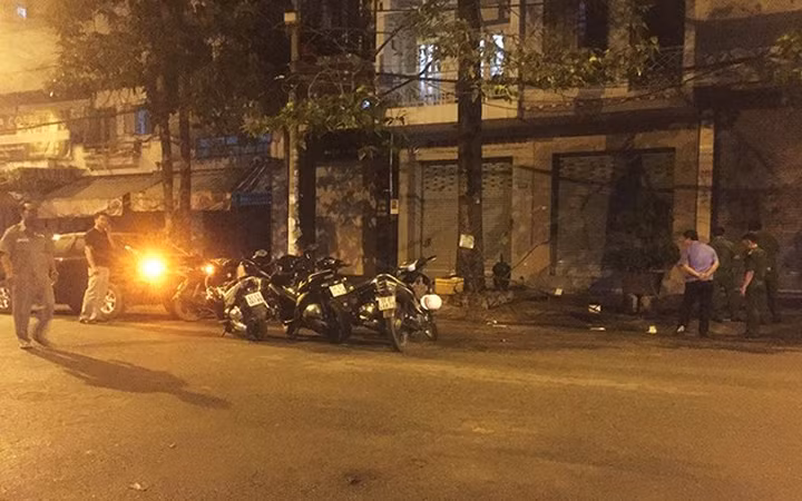 Sau khi chém trọng thương 1 người trong quán cà phê, nhóm giang hồ nhanh chóng rời khỏi hiện trường. (Ảnh: Pháp luật TPHCM)