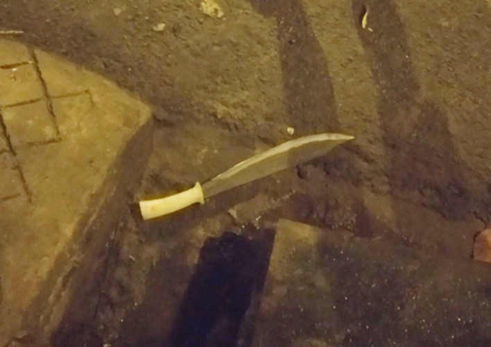 Theo Pháp luật TPHCM, tối 29/12, anh T. (39 tuổi, ngụ tỉnh Bình Thuận) đang ngồi cùng nhóm bạn ở trước quán cà phê trên đường D2 (phường 25, quận Bình Thạnh) thì một nhóm hơn 20 người đi xe ô tô và xe máy tới. Trong ảnh: Một con dao tại hiện trường.