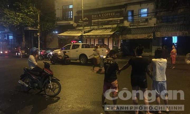 Nhận tin báo, Công an quận Bình Thạnh đã có mặt phong tỏa hiện trường, lấy lời khai của nhân chứng, phục vụ công tác điều tra. (Ảnh: Công an TPHCM)