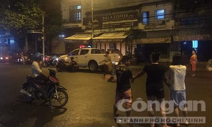 Nhận tin báo, Công an quận Bình Thạnh đã có mặt phong tỏa hiện trường, lấy lời khai của nhân chứng, phục vụ công tác điều tra. (Ảnh: Công an TPHCM)