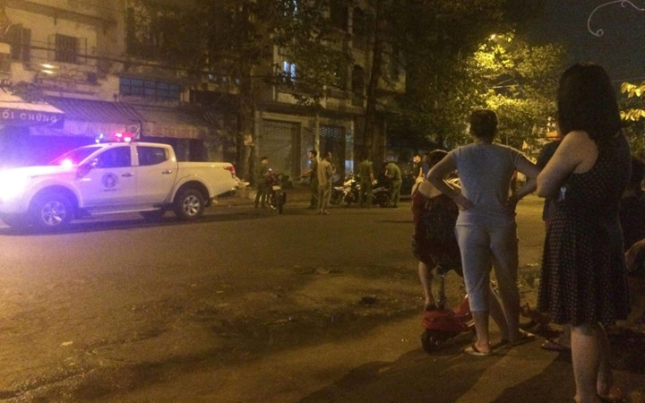 Thông tin trên Vietnamnet dẫn lời những người chứng kiến vụ truy sát cho biết, khi ập đến nhóm người mới dùng dao, mã tấu tự chế... tấn công khiến nhóm khoảng 10 người yếu thế hơn nên tháo chạy tán loạn.(Ảnh: Vietnamnet)