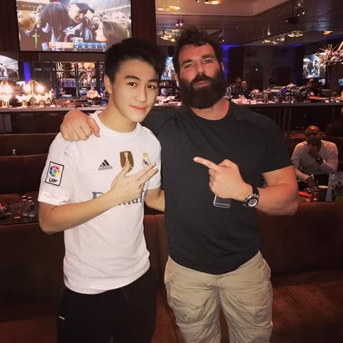 Ngay từ khi còn ngồi trên ghế nhà trường, quý tử nhà ông trùm cờ bạc tại Macau đã là một học sinh ưu tú, đặc biệt rất giỏi toán và yêu thể thao.