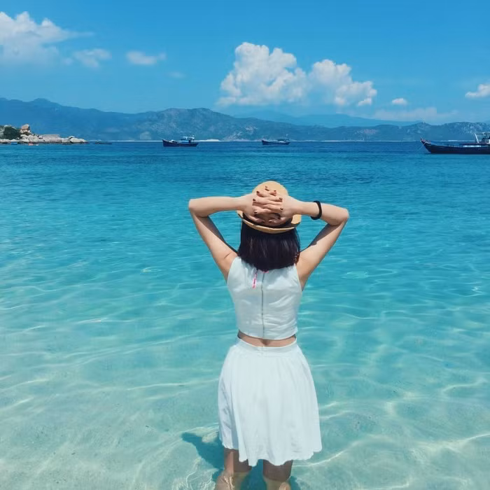 Ngoài vẻ đẹp thơ mộng của bãi cỏ lau, các bãi biển của Bình Ba vẫn luôn níu chân du khách bởi cảnh sắc hoang sơ, bãi cát trắng, nước biển xanh ngắt. Ảnh: zorilid