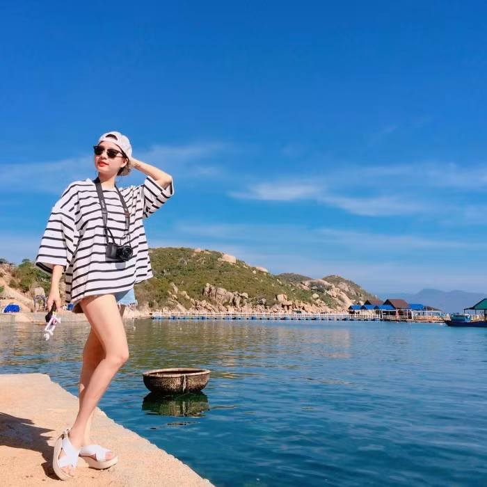 Theo kinh nghiệm của một số bạn trẻ, Bình Ba được cho là đẹp nhất vào thời điểm từ tháng 3 đến tháng 8, trời nhiều nắng, nước biển xanh. Ảnh: sun.hin