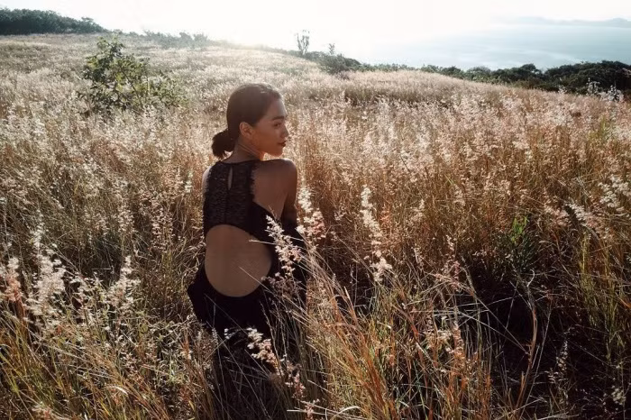 Đảo Bình Ba (Cam Ranh - Khánh Hòa) thời gian qua là địa điểm được dân du lịch nhắc tới rất nhiều bởi cảnh đẹp của thiên nhiên có bãi biển cực đẹp và loài lau hồng đặc biệt. Chính bởi vậy, hòn đảo xinh đẹp này được giới trẻ Việt ví như thiên đường sống ảo chẳng kém gì đảo Jeju tại Hàn Quốc. Ảnh: nasonmobilephonography