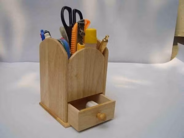 Với nhiều người, ngoài những món quà quen thuộc như tập vở, nhãn vở, bút mực thì Ống cắm bút - cũng khá thiết thực. Nhưng nhận được hai cái trở lên thì rõ ràng không biết làm gì.