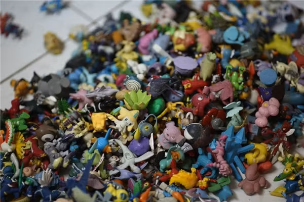 Nếu đi sinh nhật bạn là con trai thì những mô hình pikachu hay những chú pokemon làm bằng nhựa cũng đủ làm tấm vé để bạn tham dự sinh nhật một cách đàng hoàng.