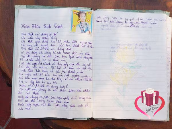 Với những hội bạn thân, ngay từ trước khi sinh nhật bạn họ đã chuẩn bị những quyển sổ ghi bài hát hết sức "hot" thời gian ấy.