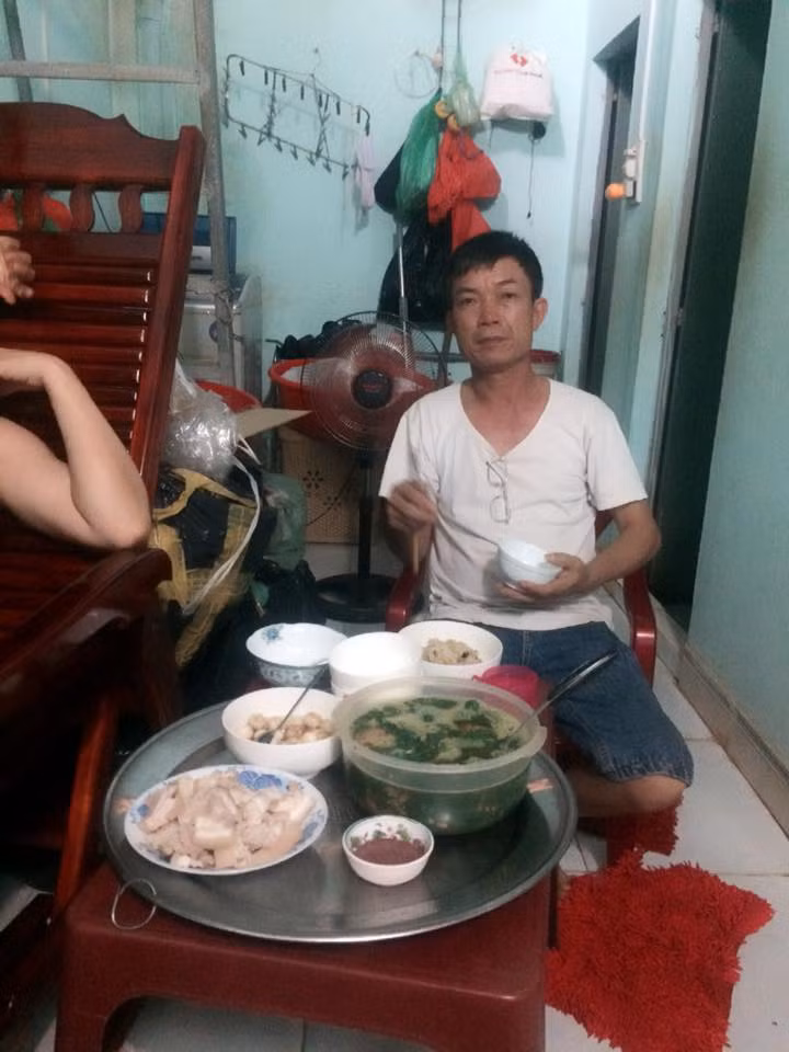 Ngay khi được đăng tải lên mạng xã hội, clip đã được cộng đồng mạng truyền tay nhau chia sẻ. Rất nhiều bạn trẻ tỏ ra ghen tị với cậu bạn này, bởi có ông bố hát hay và lên hình trông rất ''bảnh''.