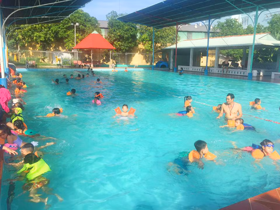 Trong khuôn Các trò chơi dưới nước và trò chơi vận động đã thu hút được nhiều sự quan tâm và tham gia của các em nhỏ trong Lễ phát động. Từ những trò chơi này, sẽ là bước tiền đề để các em vừa tập luyện vừa nắm rõ những ký năng tự cứu mình và cứu những người xung quanh khi gặp phải trường hợp đuối nước.