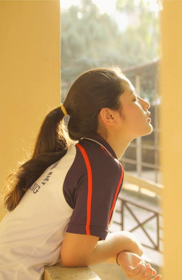 Nữ sinh 10X Bắc Giang trên không chỉ gây chú ý bằng vẻ đẹp mà còn bằng góc nghiêng giống Chi Pu đến kinh ngạc.