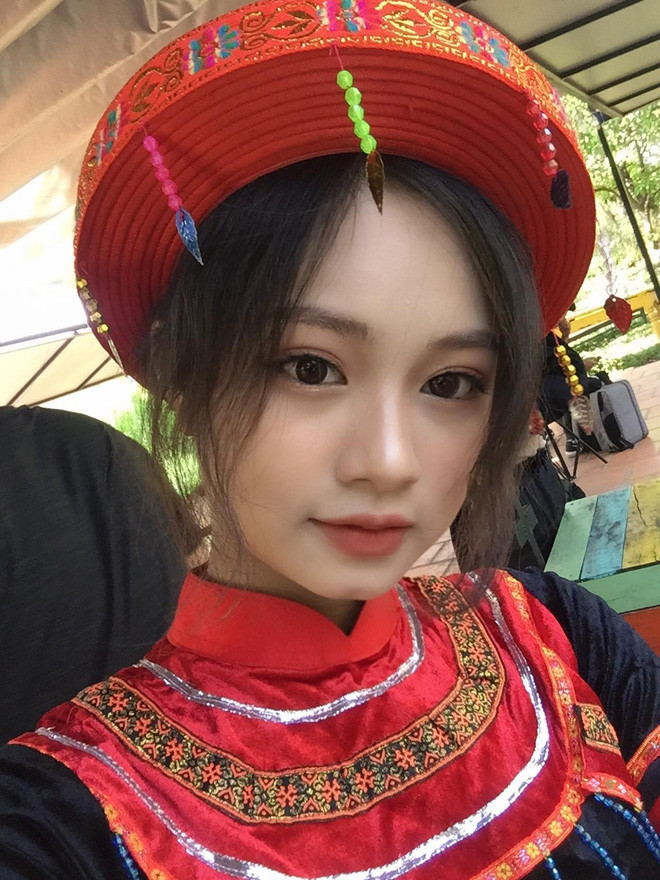 Trên trang cá nhân của mình, Kiều Trinh thường xuyên chia sẻ những bức ảnh mặc đồ dân tộc cực xinh.