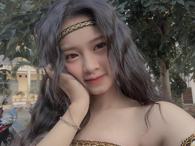 Từ các dân tộc vùng núi phía Bắc cho tới khu vực Tây Nguyên đều được cô bạn này chuẩn bị khá kĩ lưỡng trước khi diện lên người.