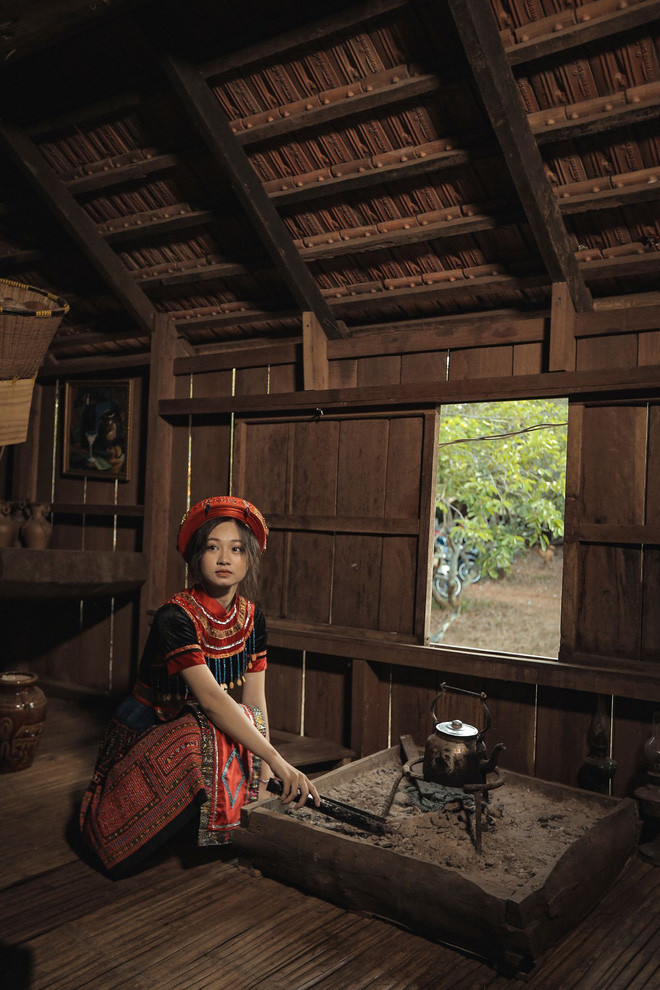 Đặc biệt, CĐM chú ý tới poster tác phẩm Vợ Chồng A Phủ, một nữ sinh Buôn Ma Thuột đã hóa thân thành nhân vật Mị và điều đặc biệt đó chính là nhan sắc của cô nàng quá xinh khiến nhiều người phải bày tỏ sự thương nhớ.