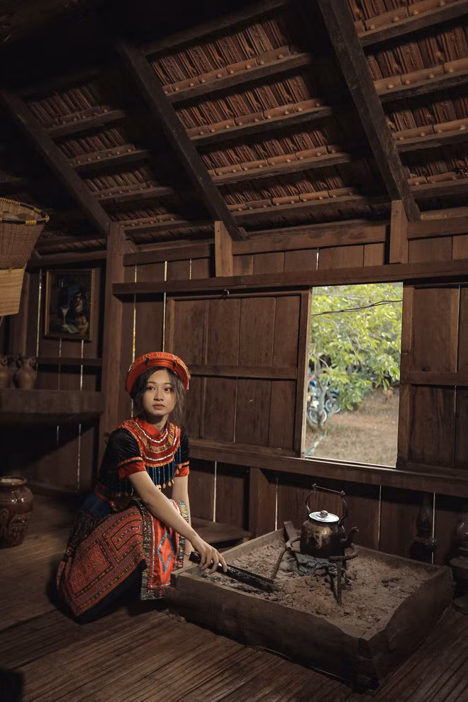 Đặc biệt, CĐM chú ý tới poster tác phẩm Vợ Chồng A Phủ, một nữ sinh Buôn Ma Thuột đã hóa thân thành nhân vật Mị và điều đặc biệt đó chính là nhan sắc của cô nàng quá xinh khiến nhiều người phải bày tỏ sự thương nhớ.