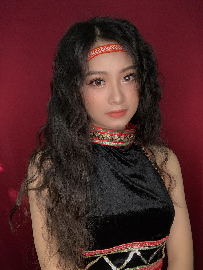 Không chỉ sở hữu nhan sắc ưa nhìn, cô bạn còn được mọi người nhận xét là một người có tính cách dễ gần, hoà đồng, thân thiện, và vui tính.