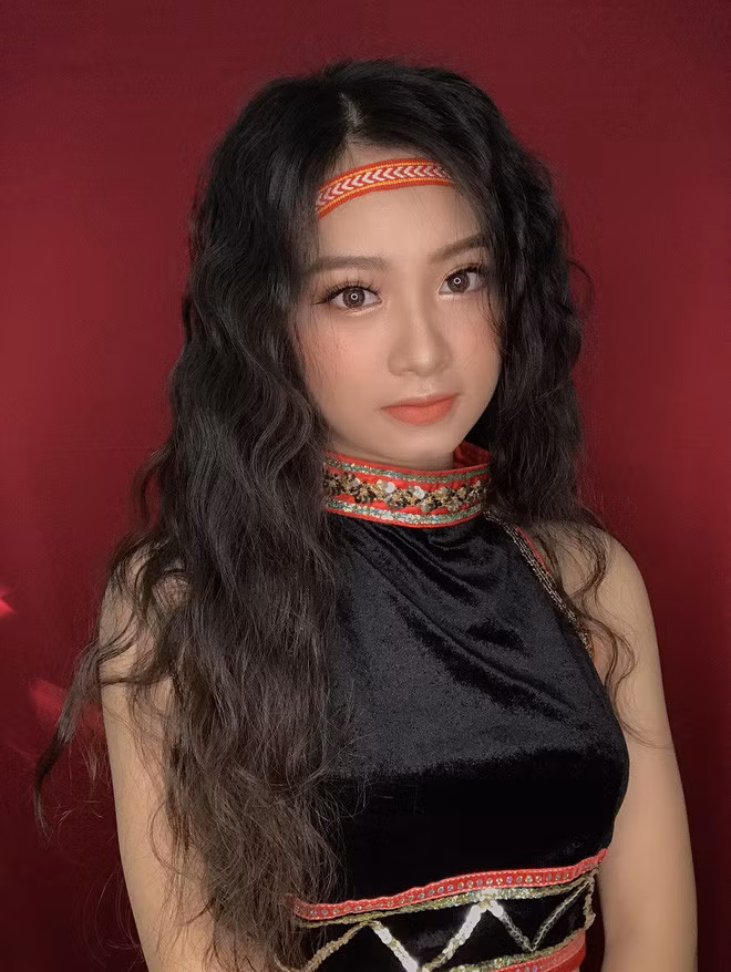 Không chỉ sở hữu nhan sắc ưa nhìn, cô bạn còn được mọi người nhận xét là một người có tính cách dễ gần, hoà đồng, thân thiện, và vui tính.