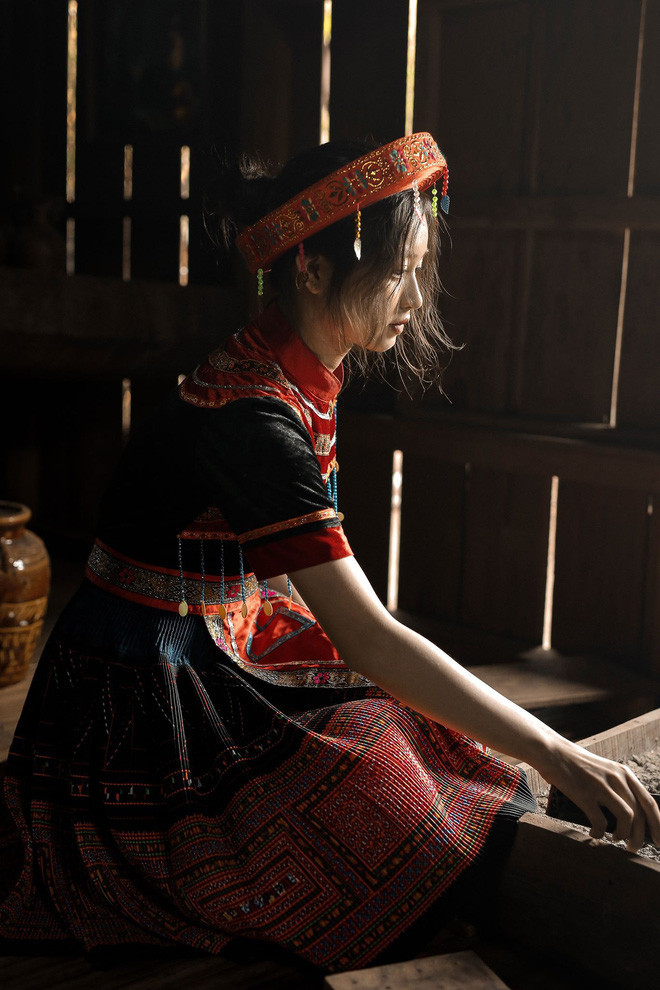 Nhân vật chính trong loạt ảnh là cô bạn Lê Thị Kiều Trinh, sinh năm 2001 hiện đang học tại trường THPT Buôn Ma Thuột.