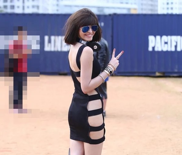 Không ít lần chân dài 23 tuổi bị đánh giá là phản cảm vì mặc trang phục cắt khoét kém sang ra ngoài.