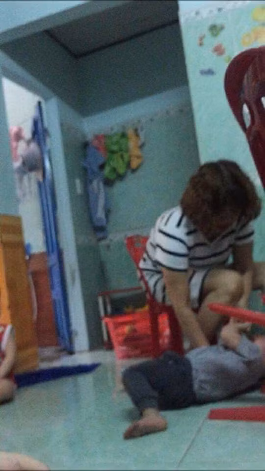 Clip được lan truyền với tốc độ chóng mặt và các lực lượng chức năng đã xuống địa phương tiến hàng kiểm tra nhóm trẻ gia đình Mẹ Mười và thu hút được rất nhiều người dân trong khu vực tới theo dõi.