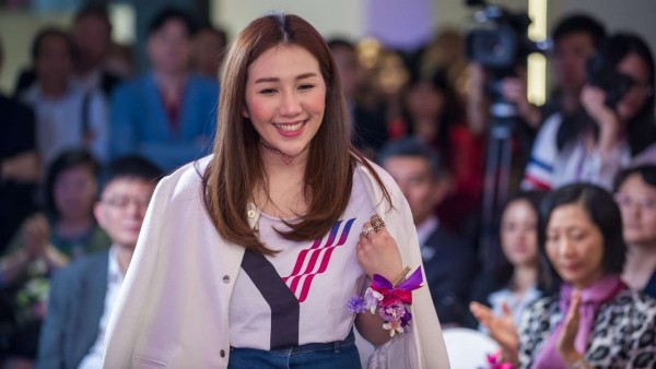 Sabrina Ho sinh năm 1990, là con gái của Stanley Ho với người vợ thứ tư. Ngay từ khi còn trẻ, Sabrina đã sớm bộc lộ khả năng lãnh đạo và kinh doanh của mình khi có những dự án riêng. Hiện tại cô nàng này là giám đốc điều hành của công ty Poly Auction Macau Ltd.