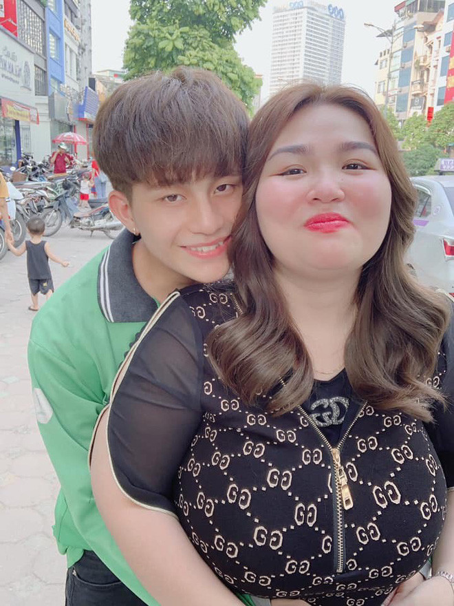 Tuy nhiên, vẻ ngoài dường như không thể ngăn cản được tình của cặp đôi đũa lệch của Thào A Thắng và bạn gái béo ú của mình.