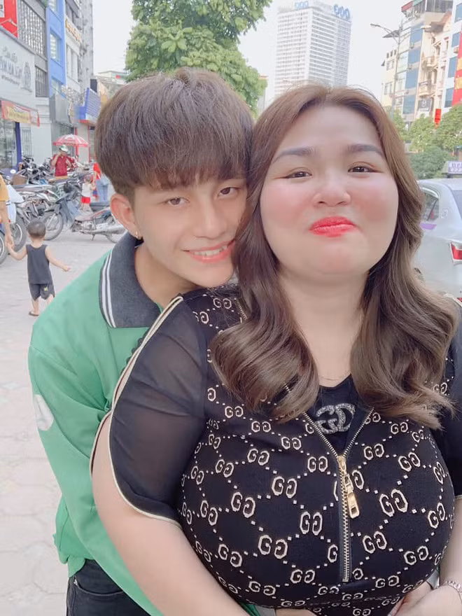 Tuy nhiên, vẻ ngoài dường như không thể ngăn cản được tình của cặp đôi đũa lệch của Thào A Thắng và bạn gái béo ú của mình.