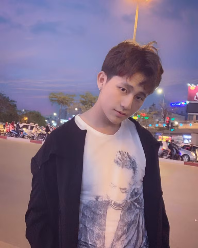 Nhiều người ra sức ủng hộ chuyện tình cảm của cặp đôi "số 10" này, tỏ ý ngưỡng mộ những hành động ngọt ngào mà chàng trai dành tặng cô bạn gái mập mạp.