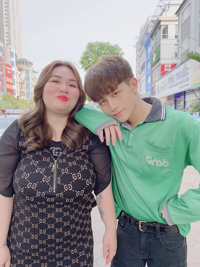 Câu chuyện tình của chàng xe ôm công nghệ và cô nàng bạn gái sẽ chẳng có gì đặc biệt nếu như chàng điển trai tựa "soái ca" lãng tử, thì nàng lại nặng đến gần cả tạ, khiến cặp đôi trông khá chênh lệch khi đứng cạnh nhau.