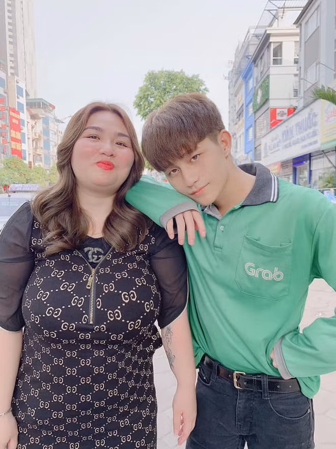 Câu chuyện tình của chàng xe ôm công nghệ và cô nàng bạn gái sẽ chẳng có gì đặc biệt nếu như chàng điển trai tựa "soái ca" lãng tử, thì nàng lại nặng đến gần cả tạ, khiến cặp đôi trông khá chênh lệch khi đứng cạnh nhau.