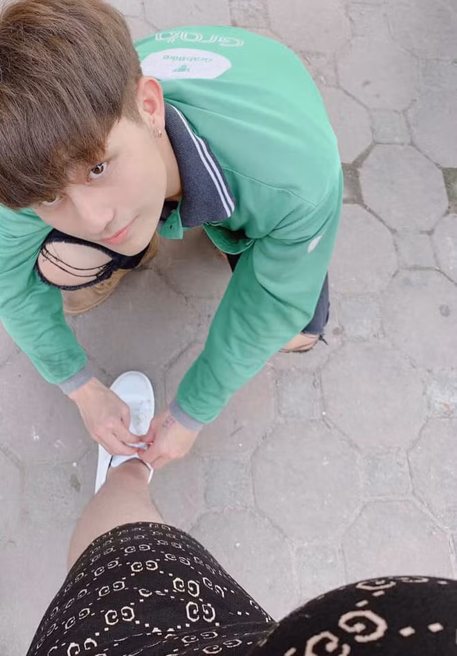 Chia sẻ về mối tình của mình, Thào A Thắng chia sẻ: "Hạnh phúc của đàn ông không phải là lấy được cô vợ xinh đẹp, ngực nở, mông cong. Mà là cái thời điểm mình chưa có gì trong tay, cô ấy vẫn muốn ở bên cạnh chia sẻ những khó khăn cùng với nhau".