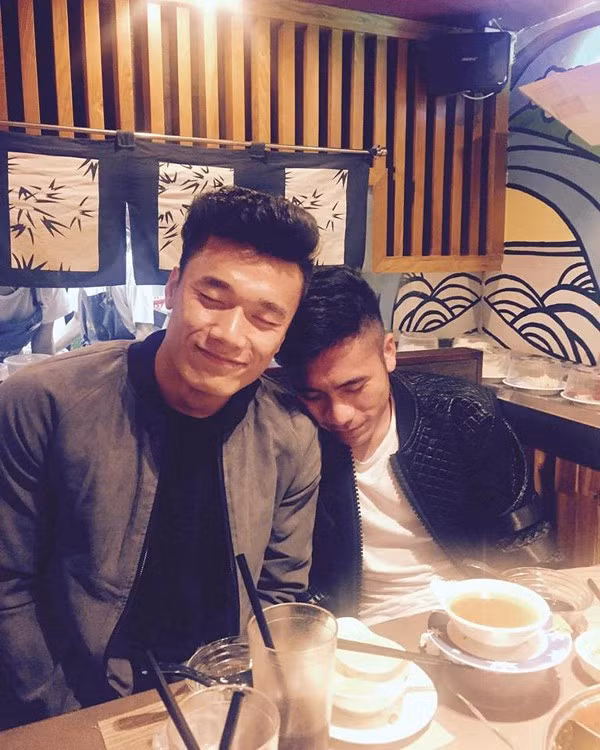 Ngay từ bé, Bùi Tiến Dũng và em trai mình đều yêu bóng đá và mơ ước thành cầu thủ chuyên nghiệp. Ban đầu xuất phát ở vị trí trung vệ của đội bóng phong trào thuộc công ty năm 2010, nhưng sau đó, Tiến Dũng bị đẩy về bắt gôn do đội bóng thiếu người. Năm 2012, đội bóng kia bị giải tán, Tiến Dũng về quê với giấc mơ bóng đá chuyên nghiệp gần như vỡ nát.