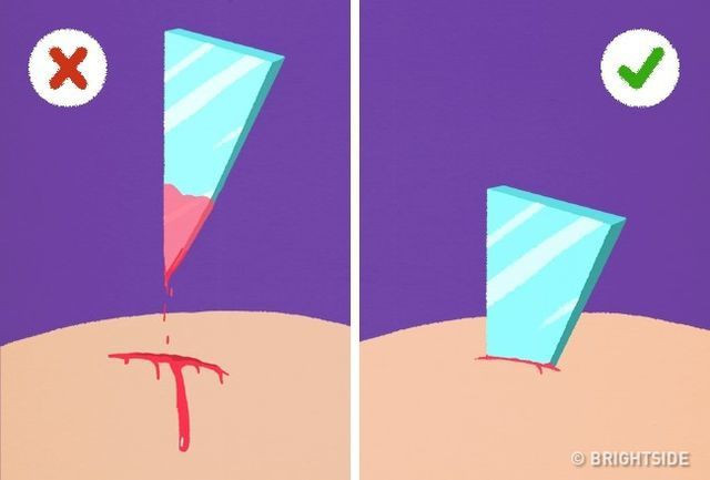 Nhiều người cho rằng nên xử lý vết thương càng sớm càng tốt để tránh bị nhiễm trùng. Điều này đúng nhưng không nên áp dụng khi vết thương bị đâm sâu. Khi cố gắng lấy dị vật ra khỏi vết thương, máu sẽ chảy liên tục và khó cầm lại được. Cách tốt nhất là di chuyển đến bệnh viện hoặc cơ sở y tế càng sớm càng tốt để được lấy dị vật ra đúng cách.