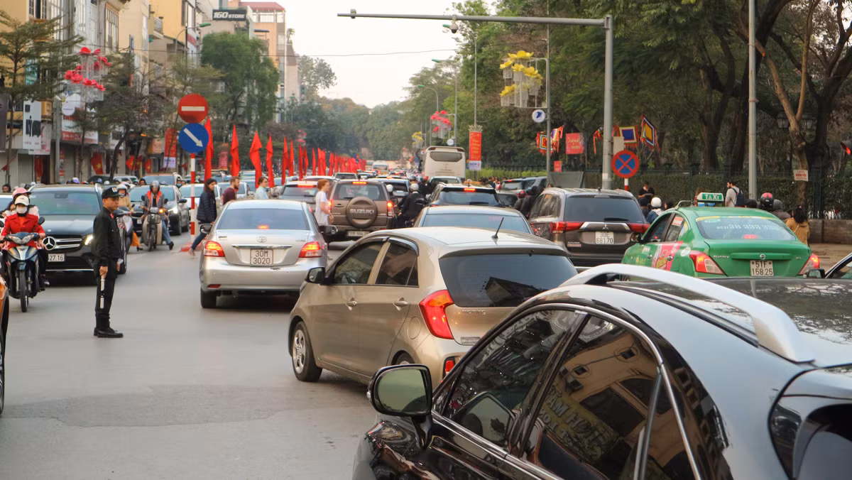 Việc các gia đình thuê xe ô tô tự lái trong dịp Tết để di chuyển cũng là một phần nguyên do khiến giao thông Hà Nội trở nên ách tắc.