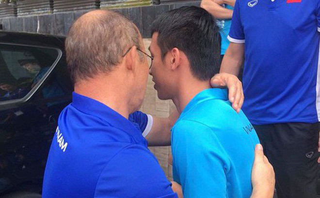 Ở Asiad 2018 không phải là lần đầu mà HLV Park Hang Seo có những hành động vô cùng tình cảm với lứa cầu thủ U23 Việt Nam của mình. Từng hành động của HLV này đều khiến NHM an tâm còn các học trò của ông thì vui vẻ và cảm thấy vô cùng hạnh phúc.