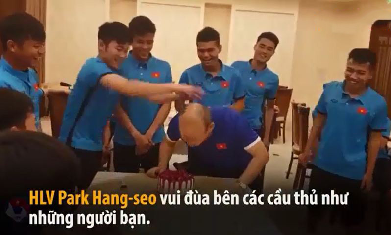 HLV Park Hang Seo là người bày trò úp bánh gato trong bữa tiệc sinh nhật của các cầu thủ ở Thường Châu - Trung Quốc hồi đầu năm.