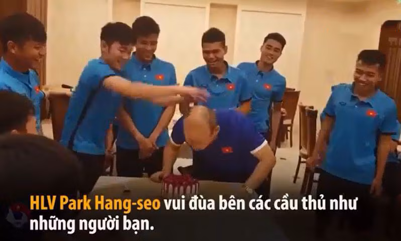 HLV Park Hang Seo là người bày trò úp bánh gato trong bữa tiệc sinh nhật của các cầu thủ ở Thường Châu - Trung Quốc hồi đầu năm.